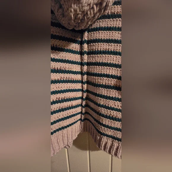 POL Sweater in Soft Gray and Deep Green - Picture 8 of 9